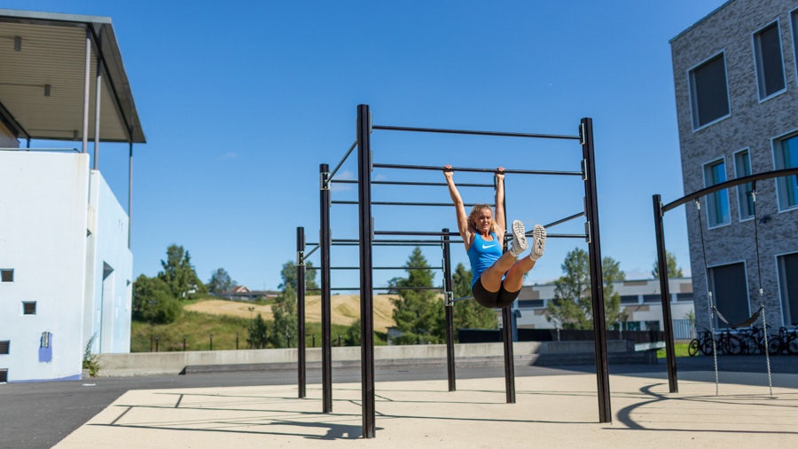 Udendørs fitness med kropsvægt træning