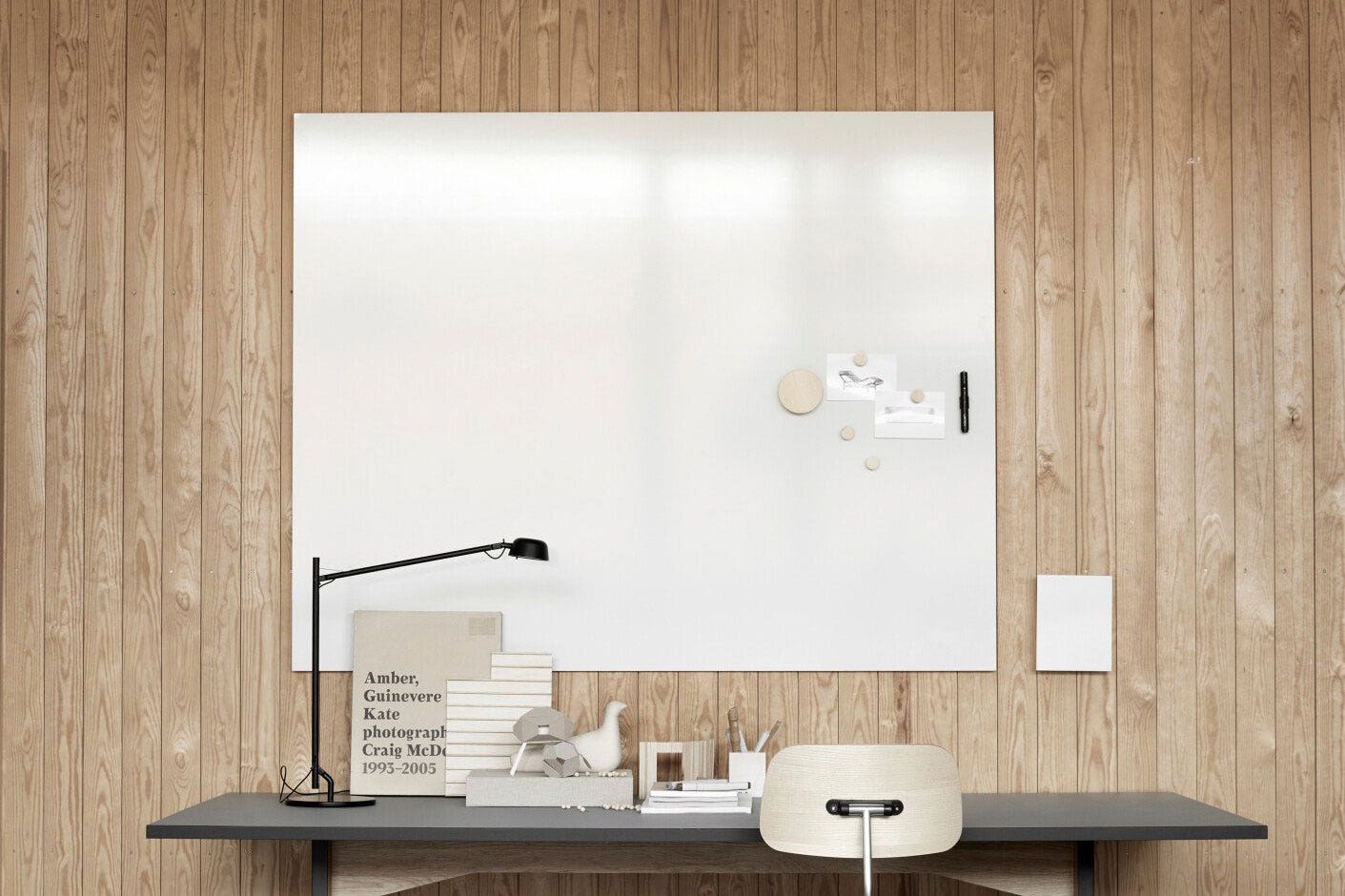 Whiteboard hænger på trævæg