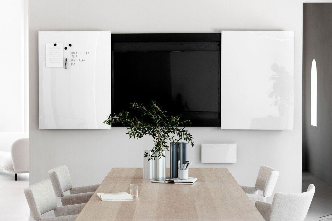 Glastavle med smart TV skjuler